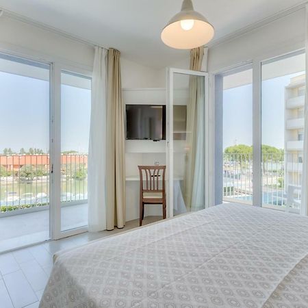 Apartaments Suites Ambassador Caorle Esterno foto