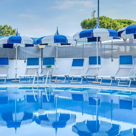 Apartaments Suites Ambassador Caorle Esterno foto