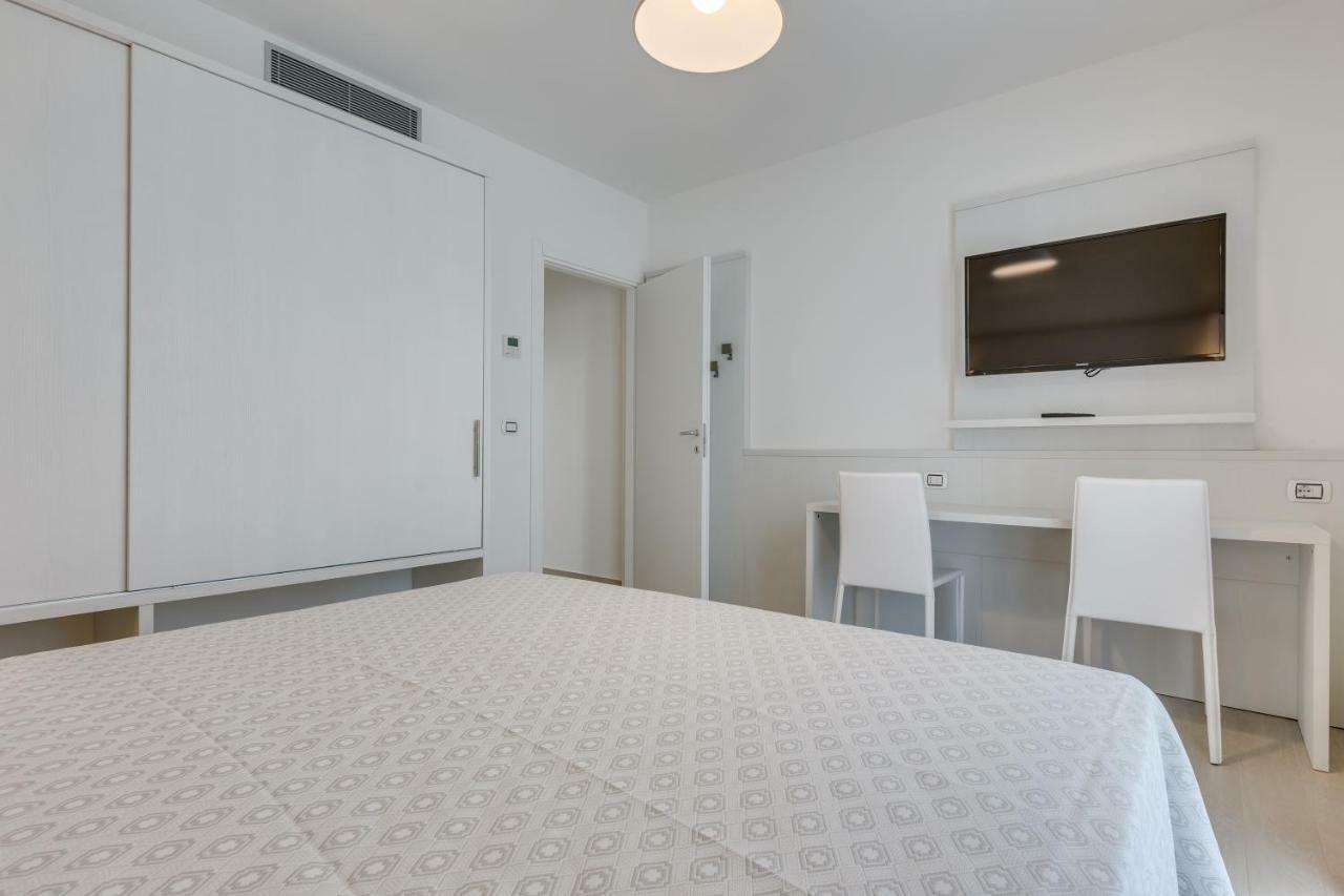 Apartaments Suites Ambassador Caorle Esterno foto