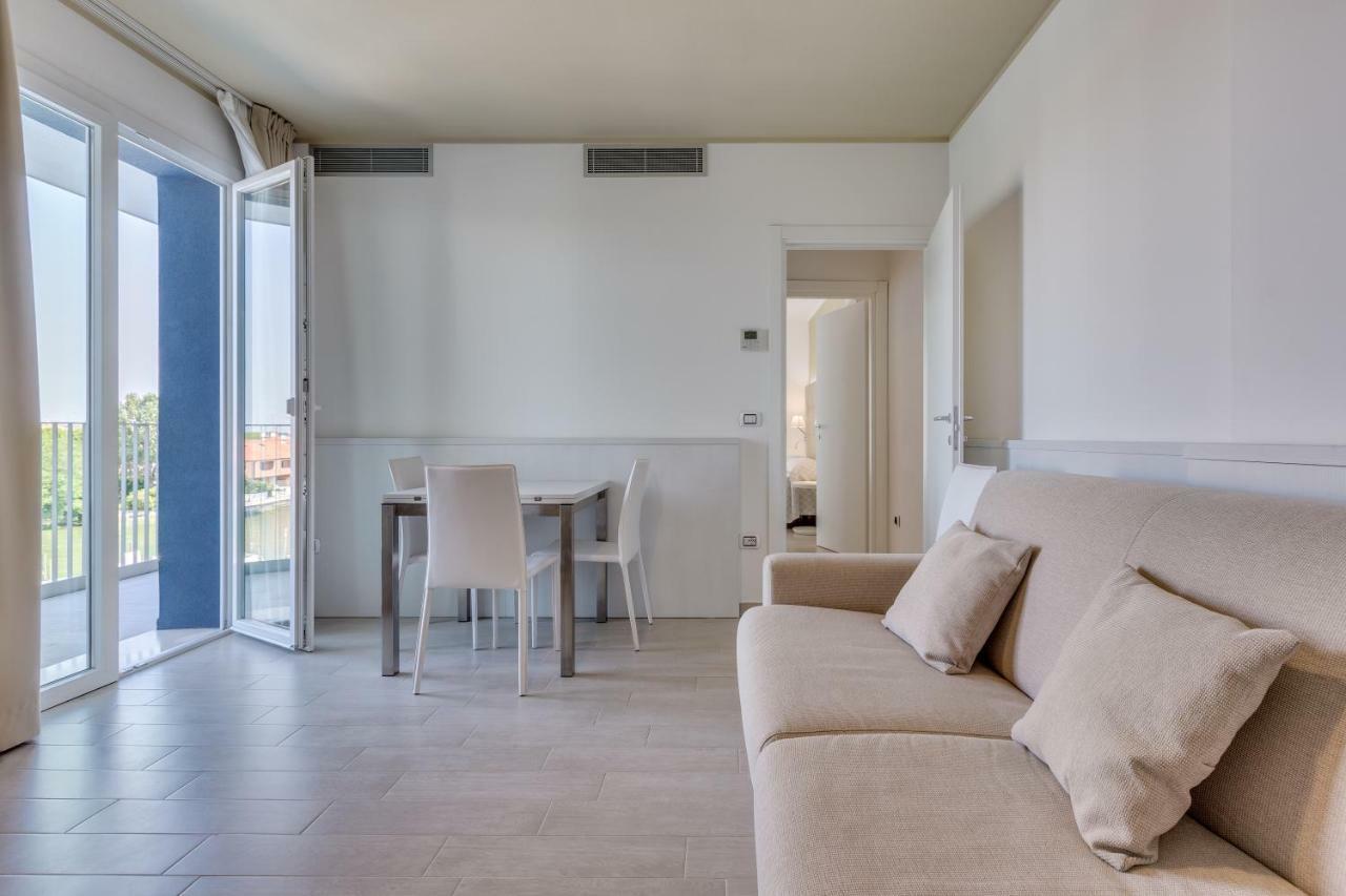 Apartaments Suites Ambassador Caorle Esterno foto