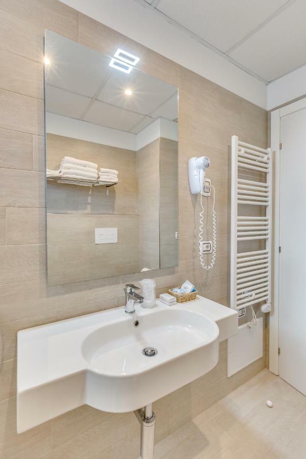 Apartaments Suites Ambassador Caorle Esterno foto