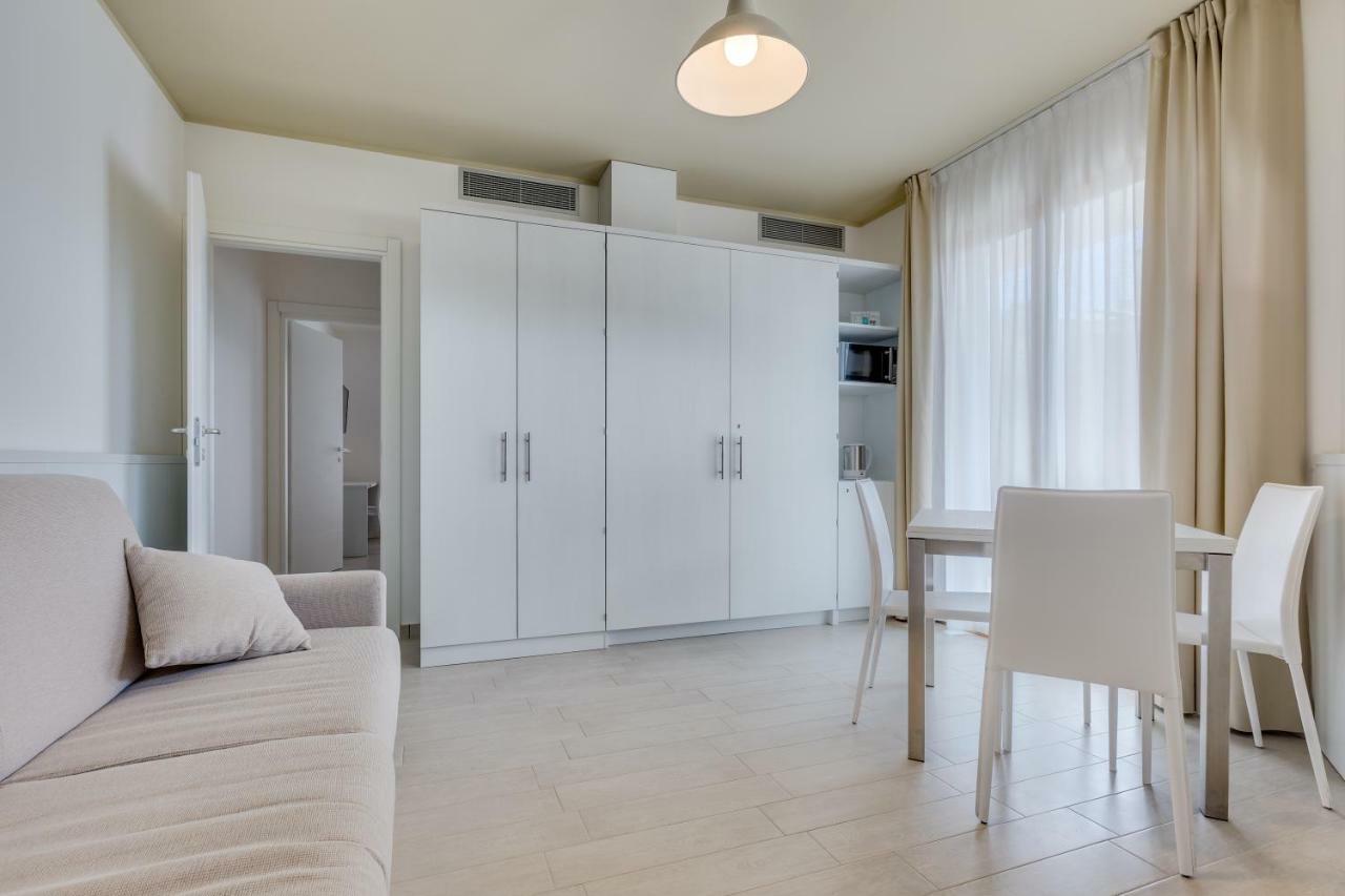 Apartaments Suites Ambassador Caorle Esterno foto
