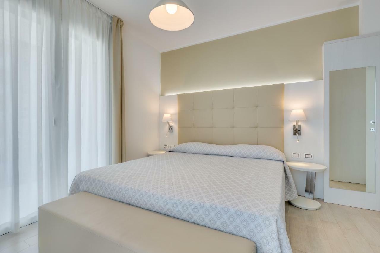 Apartaments Suites Ambassador Caorle Esterno foto