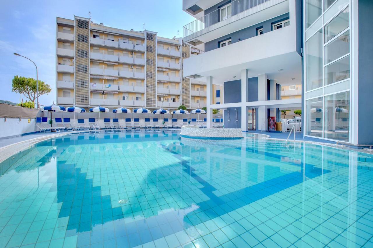 Apartaments Suites Ambassador Caorle Esterno foto