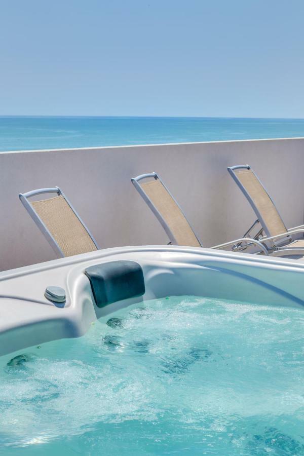 Apartaments Suites Ambassador Caorle Esterno foto