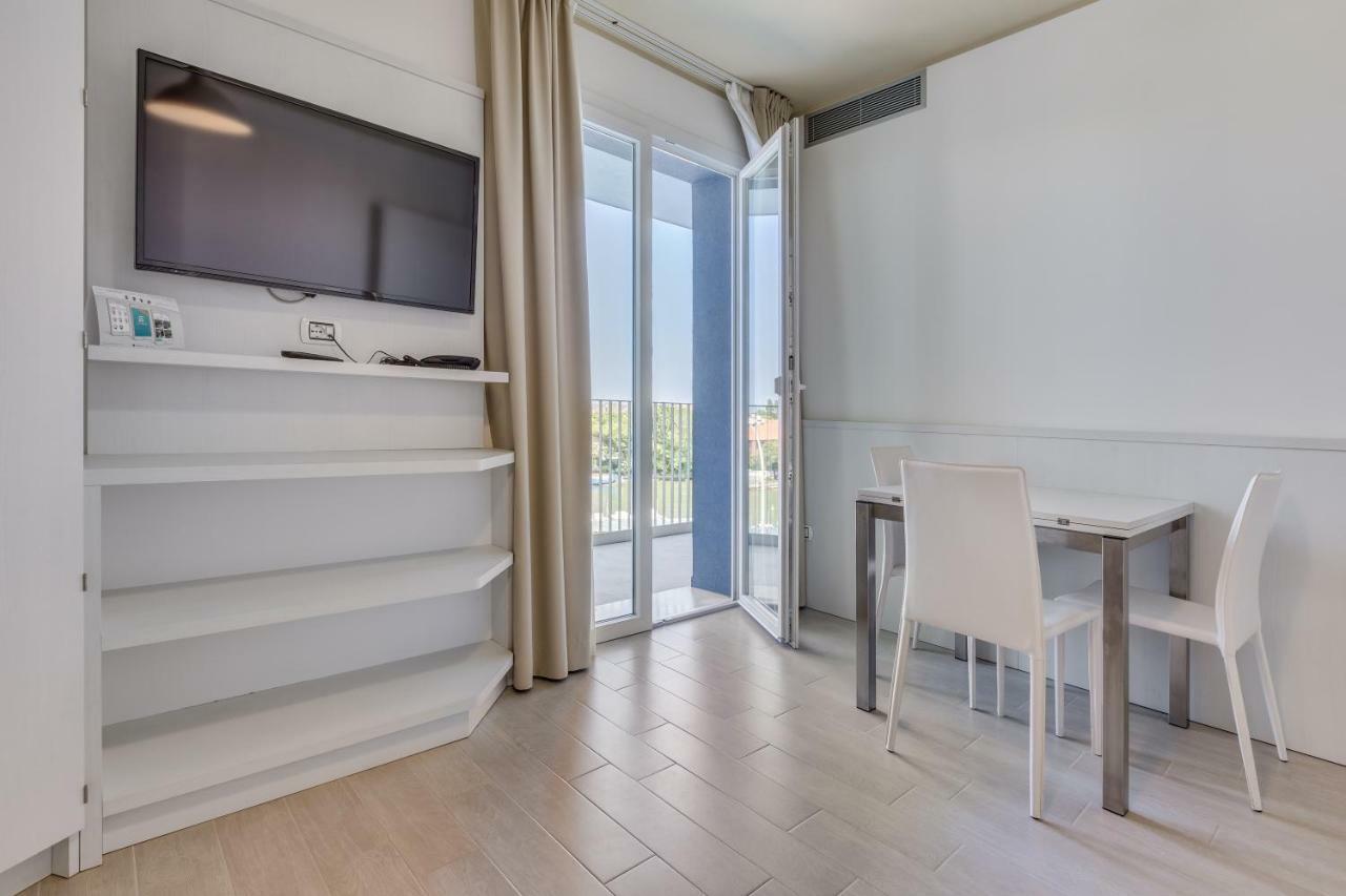 Apartaments Suites Ambassador Caorle Esterno foto