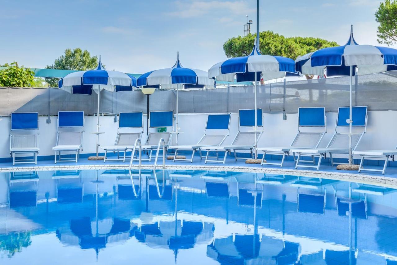 Apartaments Suites Ambassador Caorle Esterno foto